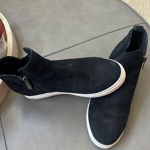 Blondo Georgette Womens 9M Black Suede Waterproof Hidden Wedge Sneakers